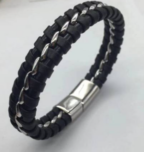 PULSEIRA EM COURO LEGÍTIMO PRETA E DETALHES CENTRAIS CORRENTE GRUMET COM FECHO IMÃ EM AÇO SEM ZIRCÔN