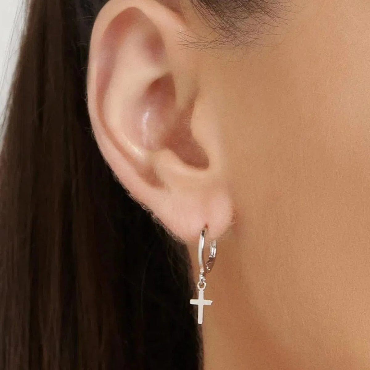 Brinco argola pendurada crucifixo liso 12.8mm x 8mm em prata de lei 925