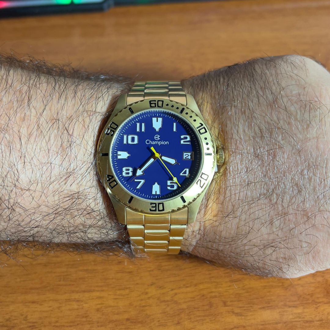 Relógio masc analógico aço inox aro dourado calendario fundo azul Quartz